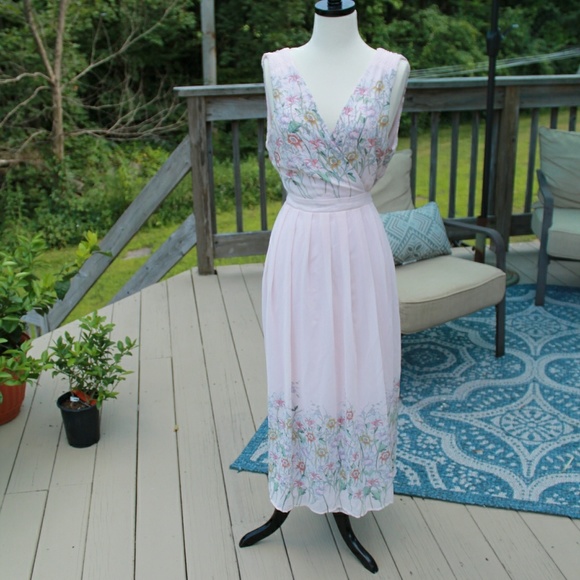 Astr Dresses & Skirts - Beautiful ASTR floral dress